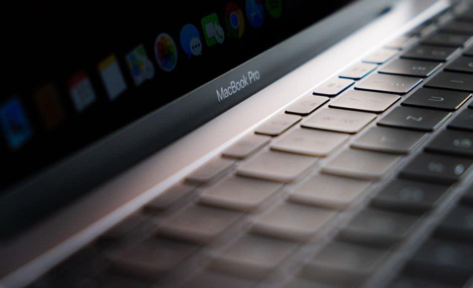 Macro shot de um MacBook com o app desktop do ChatGPT aberto mostrando uma timeline de eventos em texto, fundo desfocado, iluminação editorial, sem pessoas