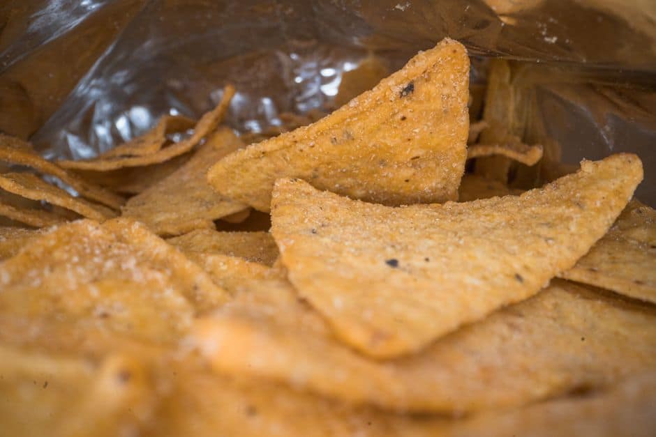 Macro shot de um chip de processador com circuitos iluminados em azul neon sobre fundo escuro, estilo editorial tech, sem pessoas.