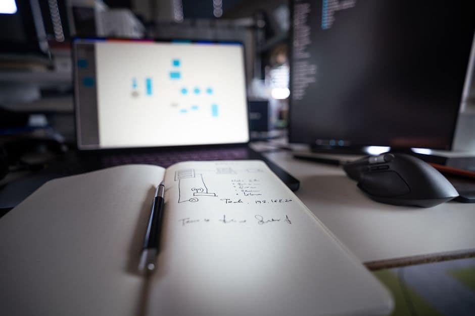 Interfaz de Gemini Notebook en un portátil, panel de fuentes a la izquierda con iconos de PDF, YouTube y web, ventana de chat con citas resaltadas, estilo editorial tech, luz suave, sin personas
