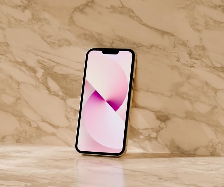 Render editorial de um smartphone Xiaomi visto por trás, apoiado em uma superfície de vidro fosco, com a tela ligada exibindo painéis translúcidos e desfoque — macro shot, luz ambiente suave, sem pessoas.