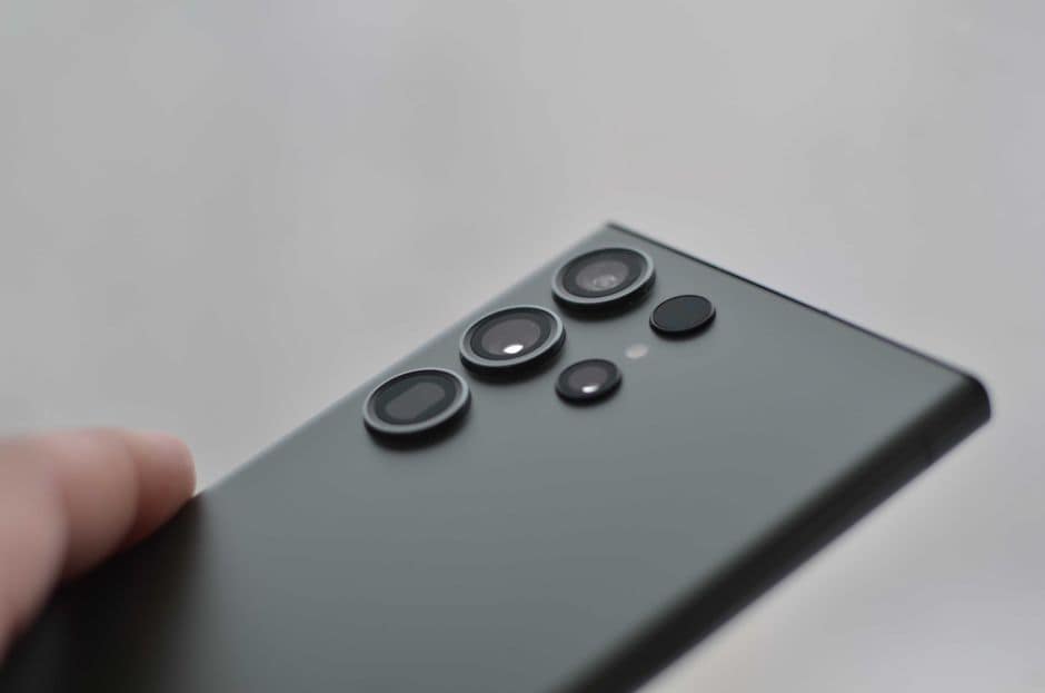 Macro shot de smartphone Android exibindo chat do WhatsApp com banner de alerta 'Possível golpe', interface limpa em português, fundo escuro desfocado, estilo editorial tech, sem pessoas.