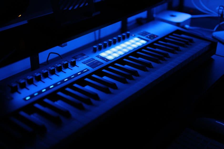 Still life editorial tech: teclado mecânico de perfil com retroiluminação azul, ecrã de terminal com logs de vulnerabilidades em verde, macro shot, fundo escuro desfocado, sem pessoas nem mãos